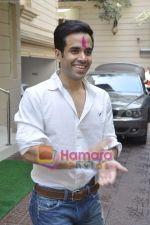 Tusshar Kapoor Promote Shorr in City on Holi day in Juhu, Mumbai on 20th March 2011 (3).JPG