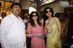Shilpa and Shamita Shetty snapped at Siddhivinayak in Dadar, Mumbai on 22nd March 2011 (5).JPG