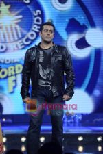 Salman Khan on the sets of Guinness World Records in R K Studios on 26th March 2011 (4).JPG