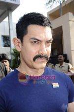 Aamir Khan leave for Mohali for cricket match on 30th March 2011 (12).JPG