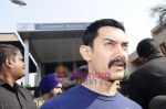 Aamir Khan leave for Mohali for cricket match on 30th March 2011 (6).JPG