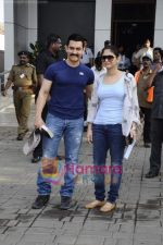 Aamir Khan, Kiran Rao leave for Mohali for cricket match on 30th March 2011 (4).JPG