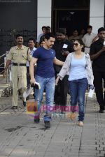 Aamir Khan, Kiran Rao leave for Mohali for cricket match on 30th March 2011 (63).JPG
