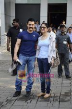 Aamir Khan, Kiran Rao leave for Mohali for cricket match on 30th March 2011 (7).JPG