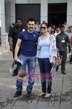 Aamir Khan, Kiran Rao leave for Mohali for cricket match on 30th March 2011 (10).JPG