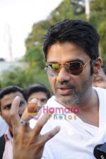 Sunil Shetty leave for Mohali for cricket match on 30th March 2011 (4).JPG