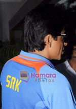 Shahrukh Khan at Mannat today as he supports Indian team on 30th Mrch 2011 (4).JPG