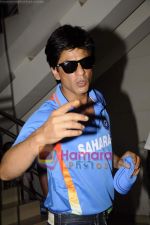 Shahrukh Khan at SRK_s cricket screening in Mannat on 30th March 2011 (14).JPG