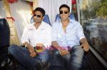 Akshay Kumar and Sunil Shetty promote Thank You outside SRK_s house Mannat on 31st March 2011 (19).JPG