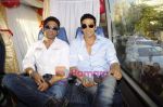 Akshay Kumar and Sunil Shetty promote Thank You outside SRK_s house Mannat on 31st March 2011 (7).JPG