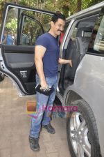 Aamir Khan leaves for India-Srilanka worldcup Finale in Bandra, Mumbai on 2nd April 2011 (10).JPG