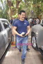 Aamir Khan leaves for India-Srilanka worldcup Finale in Bandra, Mumbai on 2nd April 2011 (11).JPG