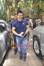 Aamir Khan leaves for India-Srilanka worldcup Finale in Bandra, Mumbai on 2nd April 2011 (12).JPG