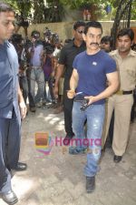 Aamir Khan leaves for India-Srilanka worldcup Finale in Bandra, Mumbai on 2nd April 2011 (13).JPG