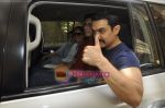 Aamir Khan leaves for India-Srilanka worldcup Finale in Bandra, Mumbai on 2nd April 2011 (2).JPG