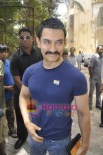 Aamir Khan leaves for India-Srilanka worldcup Finale in Bandra, Mumbai on 2nd April 2011 (21).JPG
