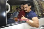 Aamir Khan leaves for India-Srilanka worldcup Finale in Bandra, Mumbai on 2nd April 2011 (3).JPG