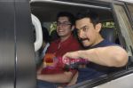 Aamir Khan leaves for India-Srilanka worldcup Finale in Bandra, Mumbai on 2nd April 2011 (5).JPG