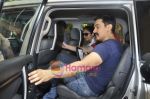 Aamir Khan leaves for India-Srilanka worldcup Finale in Bandra, Mumbai on 2nd April 2011 (6).JPG