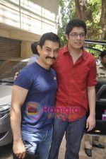 Aamir Khan leaves for India-Srilanka worldcup Finale in Bandra, Mumbai on 2nd April 2011 (7).JPG