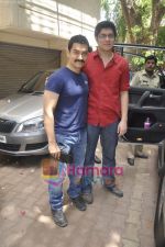 Aamir Khan leaves for India-Srilanka worldcup Finale in Bandra, Mumbai on 2nd April 2011 (8).JPG