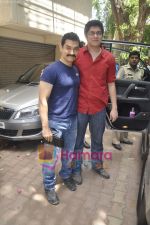 Aamir Khan leaves for India-Srilanka worldcup Finale in Bandra, Mumbai on 2nd April 2011 (9).JPG