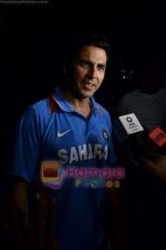 Akshay Kumar post the world cup victory in Juhu, Mumbai on 2nd April 2011 (24).JPG