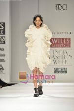 Model walks the ramp for Kallol Datta show on Wills Lifestyle India Fashion Week 2011 - Day 1 in Delhi on 6th April 2011 (16).JPG