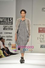 Model walks the ramp for Kallol Datta show on Wills Lifestyle India Fashion Week 2011 - Day 1 in Delhi on 6th April 2011 (2).JPG