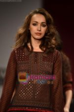 Model walks the ramp for Ritu Kumar show on Wills Lifestyle India Fashion Week 2011 - Day 2 in Delhi on 7th April 2011 (4).JPG