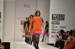 Model walks the ramp for Zubair Kirmani show on Wills Lifestyle India Fashion Week 2011 - Day 2 in Delhi on 7th April 2011 (4).JPG