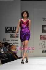 Model walks the ramp for Gayatri Khanna show on Wills Lifestyle India Fashion Week 2011 - Day 3 in Delhi on 8th April 2011 (21).JPG