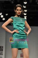 Model walks the ramp for Gayatri Khanna show on Wills Lifestyle India Fashion Week 2011 - Day 3 in Delhi on 8th April 2011 (22).JPG