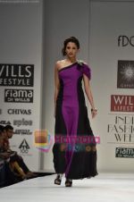 Model walks the ramp for Gayatri Khanna show on Wills Lifestyle India Fashion Week 2011 - Day 3 in Delhi on 8th April 2011 (39).JPG
