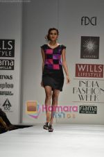 Model walks the ramp for Gayatri Khanna show on Wills Lifestyle India Fashion Week 2011 - Day 3 in Delhi on 8th April 2011 (42).JPG