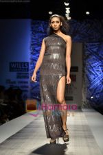 Model walks the ramp for Namrata Joshipura show on Wills Lifestyle India Fashion Week 2011 - Day 3 in Delhi on 8th April 2011 (30).JPG