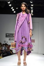Model walks the ramp for Raj Shroff show on Wills Lifestyle India Fashion Week 2011 - Day 3 in Delhi on 8th April 2011 (19).JPG