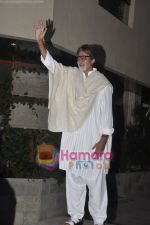 Amitabh Bachchan snapped outside Jalsaa in Juhu, Mumbai on 8th April 2011 (15).JPG