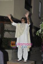 Amitabh Bachchan snapped outside Jalsaa in Juhu, Mumbai on 8th April 2011 (4).JPG