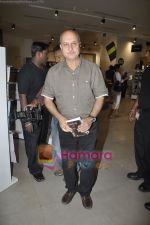 Anupam Kher at the launch of Broken Melodies Book in Landmark, Mumbai on 8th April 2011 (7).JPG