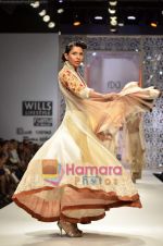 Model walks the ramp for Manish Malhotra show on Wills Lifestyle India Fashion Week 2011 - Day 3 in Delhi on 8th April 2011 (20).JPG