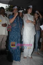Urmila Matondkar, Shabana Azmi support Anna Hazare movement in Azad Maidan, Mumbai on 8th April 2011 (35).JPG
