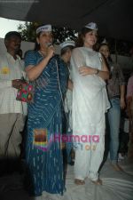 Urmila Matondkar, Shabana Azmi support Anna Hazare movement in Azad Maidan, Mumbai on 8th April 2011 (4).JPG
