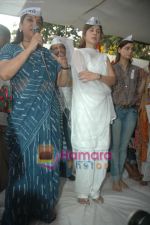 Urmila Matondkar, Shabana Azmi, Dia Mirza support Anna Hazare movement in Azad Maidan, Mumbai on 8th April 2011 (6).JPG
