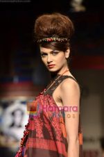 Model walks the ramp for Niki Mahajan show on Wills Lifestyle India Fashion Week 2011-Day 4 in Delhi on 9th April 2011 (115).JPG