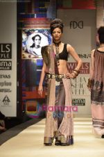Model walks the ramp for Niki Mahajan show on Wills Lifestyle India Fashion Week 2011-Day 4 in Delhi on 9th April 2011 (8).JPG