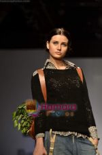 Model walks the ramp for Pero show on Wills Lifestyle India Fashion Week 2011 � Day 4 in Delhi on 9th April 2011 (19).JPG