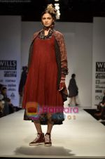 Model walks the ramp for Pero show on Wills Lifestyle India Fashion Week 2011 � Day 4 in Delhi on 9th April 2011 (21).JPG