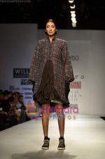 Model walks the ramp for Pero show on Wills Lifestyle India Fashion Week 2011 � Day 4 in Delhi on 9th April 2011 (22).JPG
