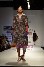 Model walks the ramp for Pero show on Wills Lifestyle India Fashion Week 2011-Day 4 in Delhi on 9th April 2011 (56).JPG